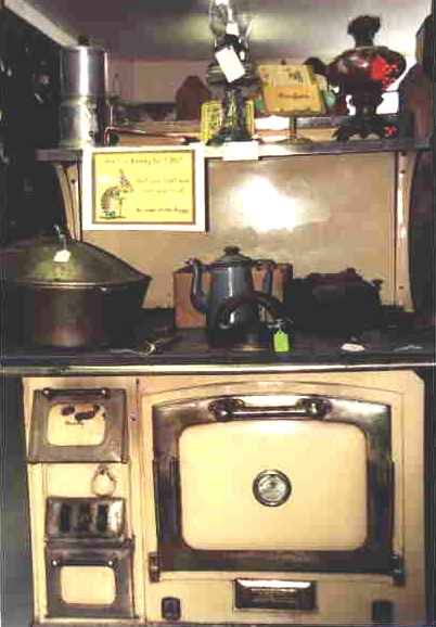 kitchen.JPG (25484 bytes)